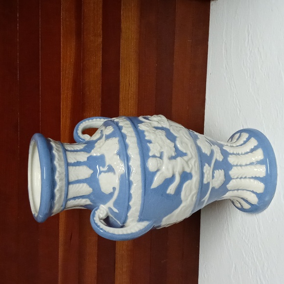 Cherub Porcelain Vase - Picture 3 of 7